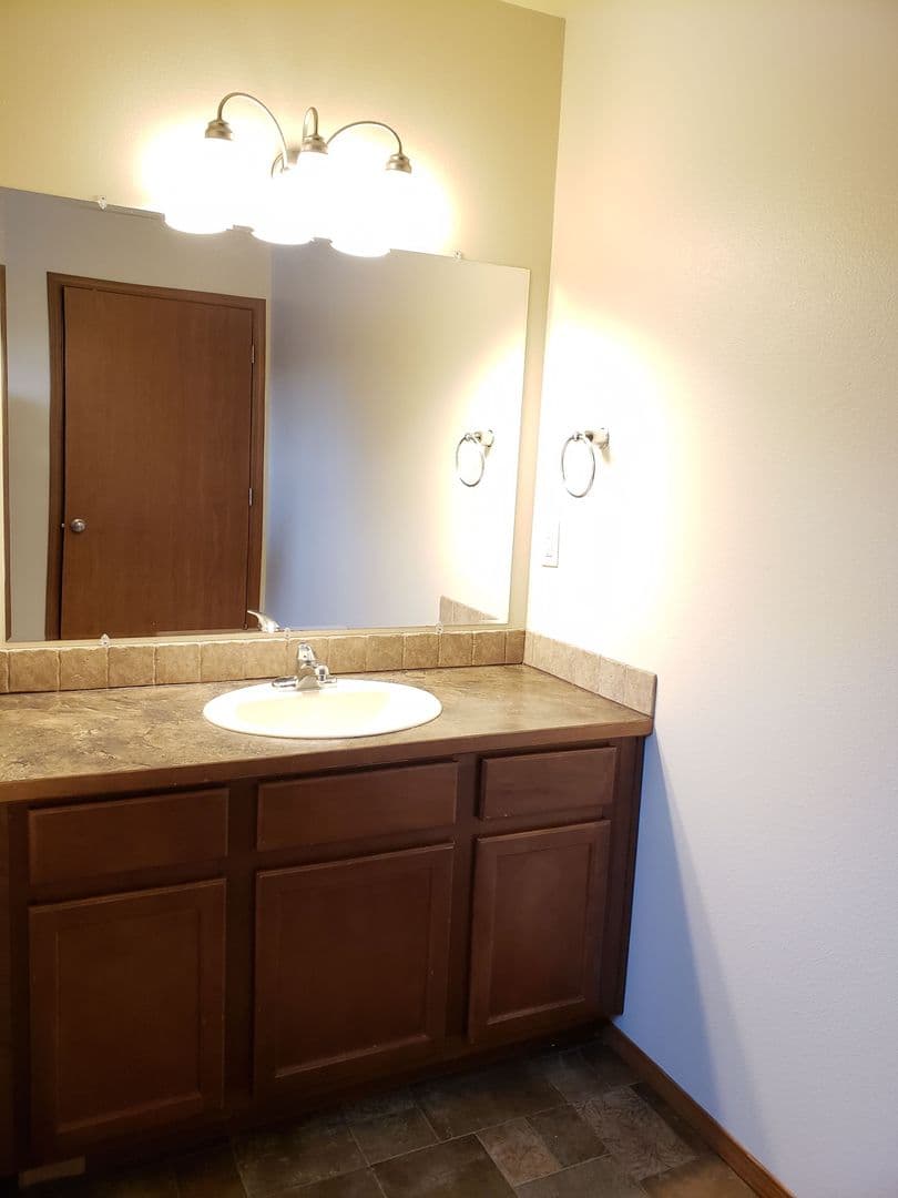 East Wenatchee Apartment: 564 11th St NE