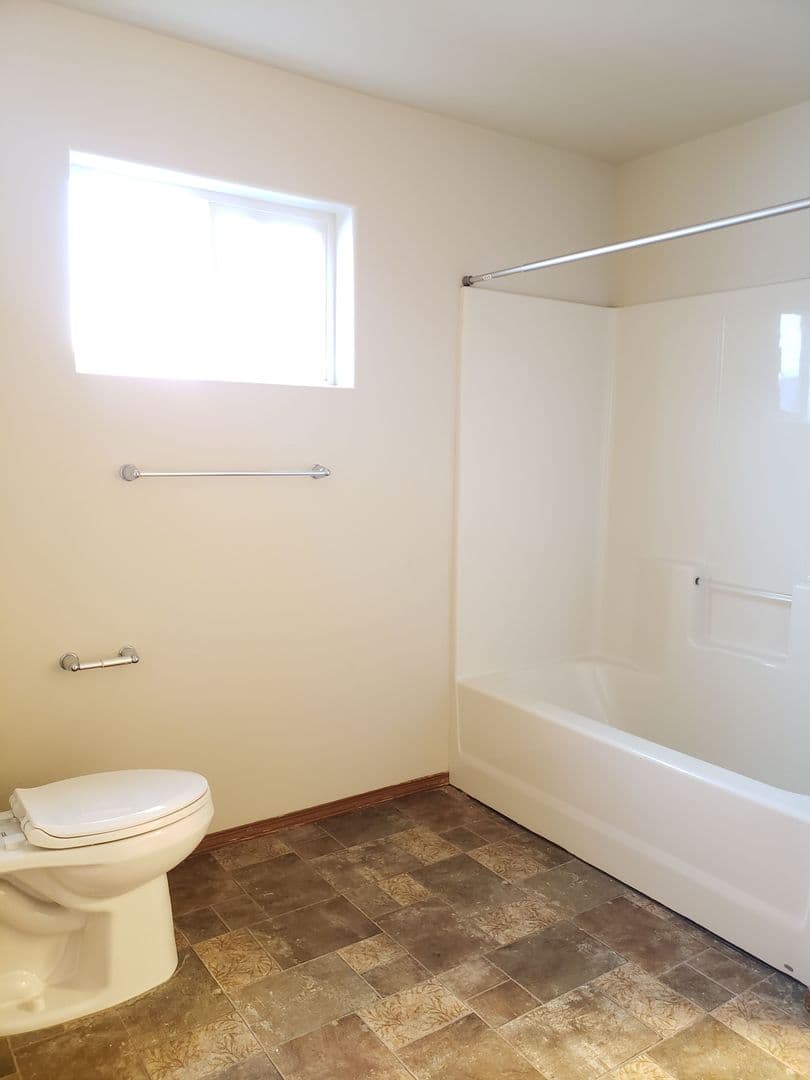 East Wenatchee Apartment: 564 11th St NE