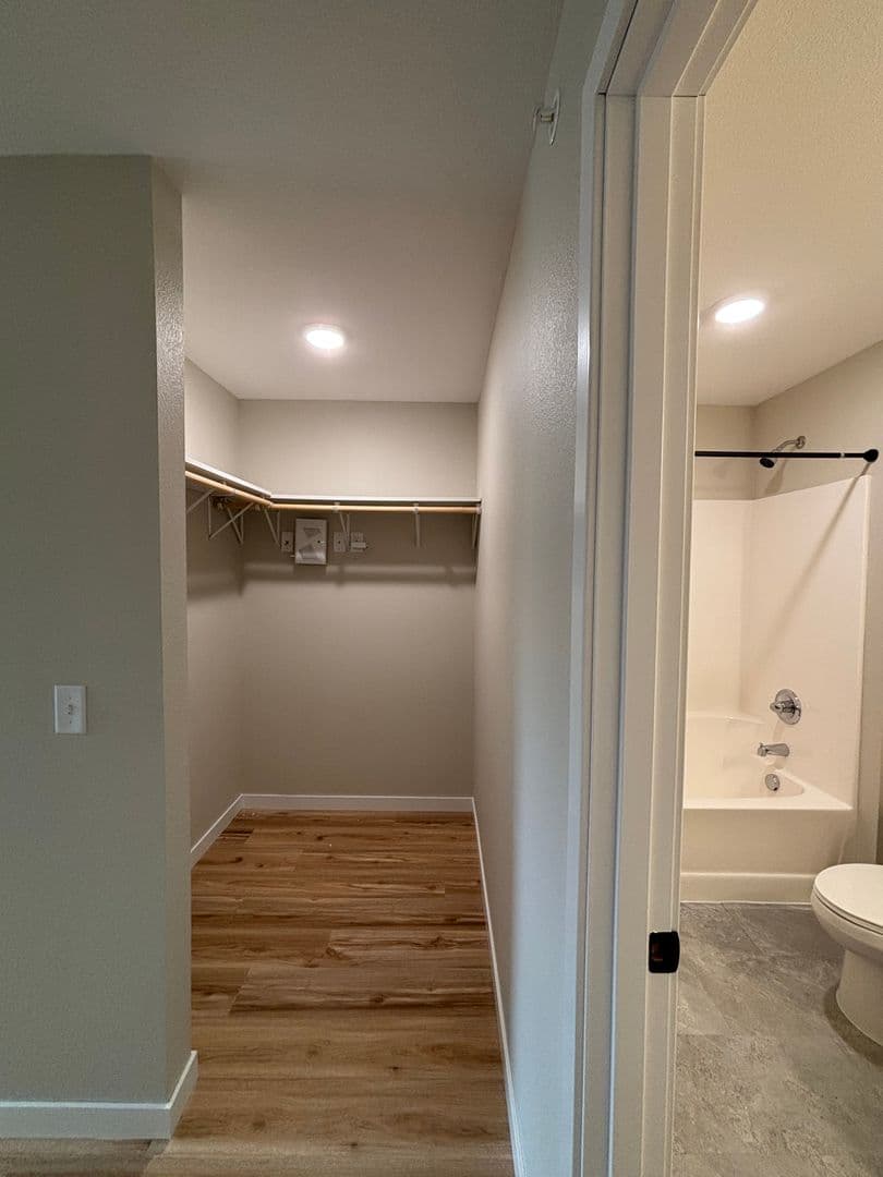 Alexandria Apartment: 1829 Oakview Ave SE