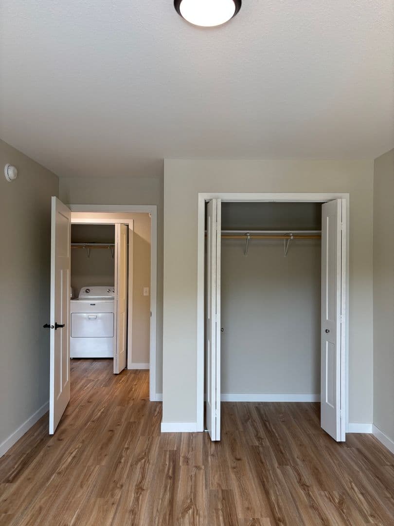 Alexandria Apartment: 1829 Oakview Ave SE