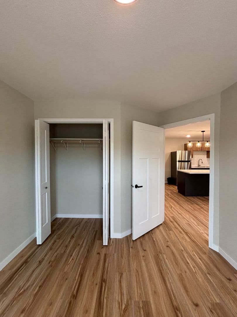 Alexandria Apartment: 1829 Oakview Ave SE