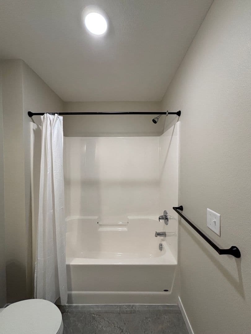 Alexandria Apartment: 1829 Oakview Ave SE