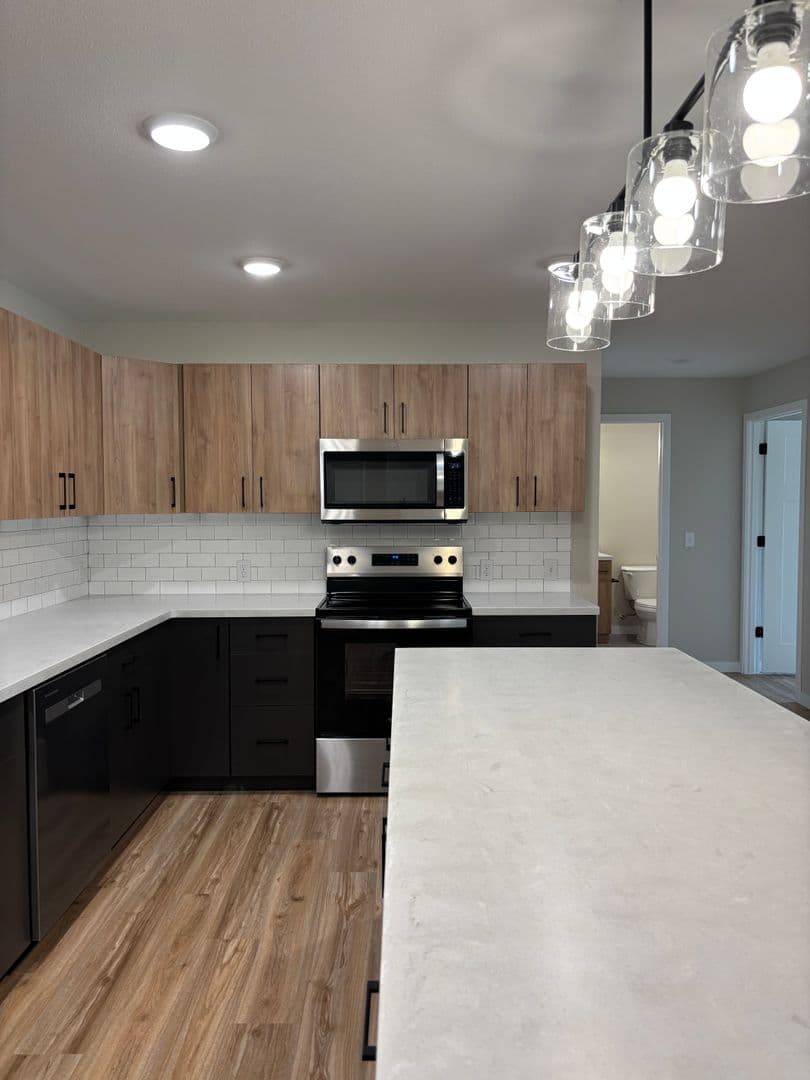 Alexandria Apartment: 1829 Oakview Ave SE