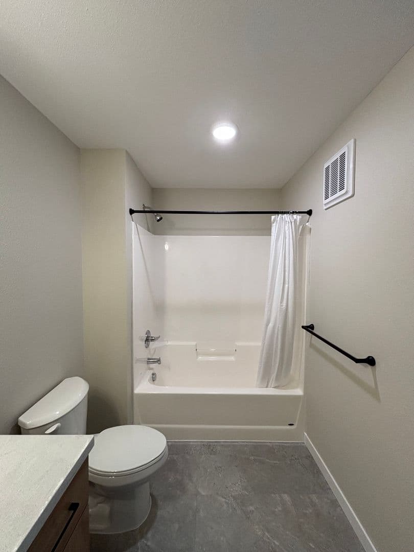Alexandria Apartment: 1829 Oakview Ave SE