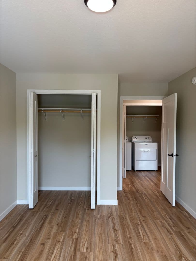 Alexandria Apartment: 1829 Oakview Ave SE