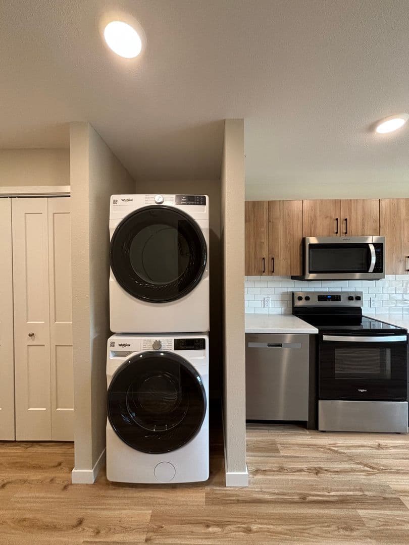 Alexandria Apartment: 1829 Oakview Ave SE