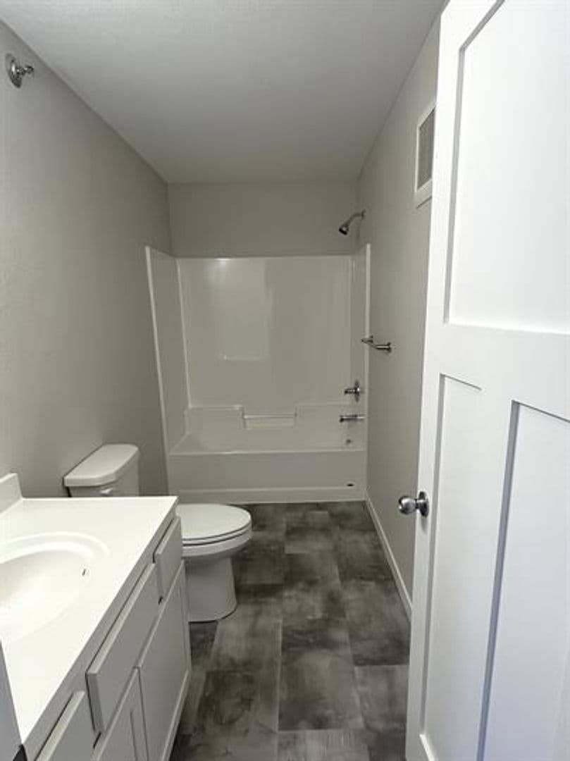 Willmar Apartment: 1031 30th Street Northwest