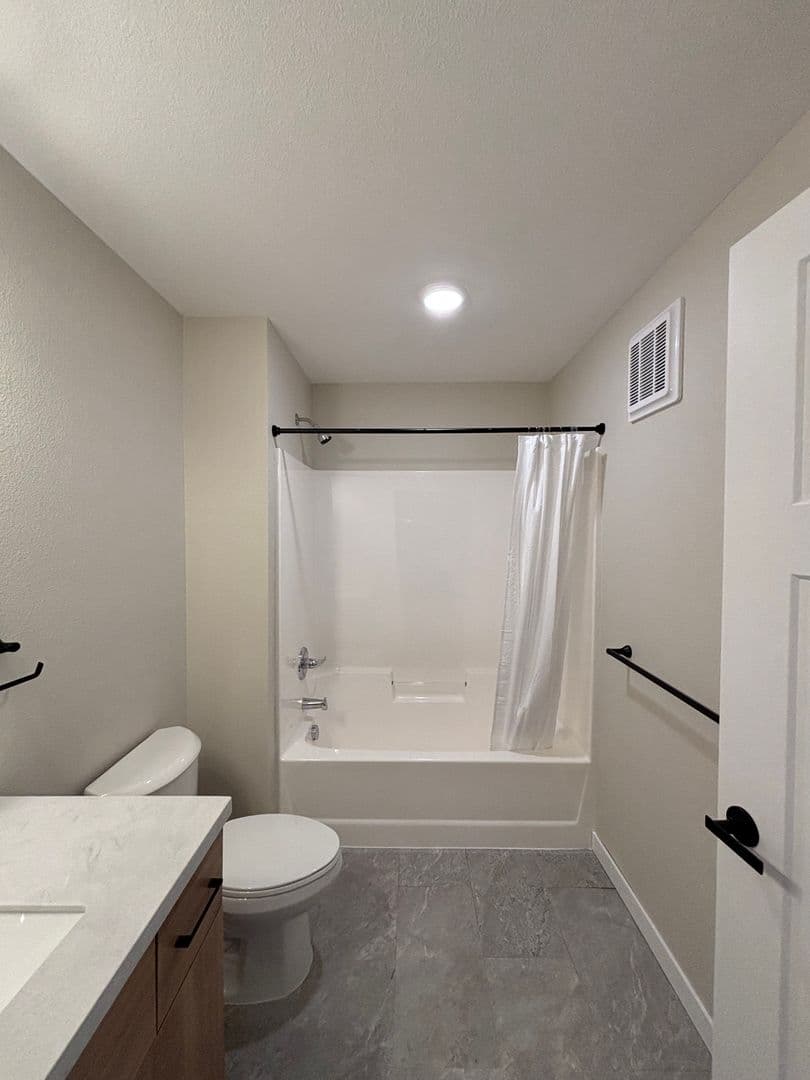 Alexandria Apartment: 1829 Oakview Ave SE