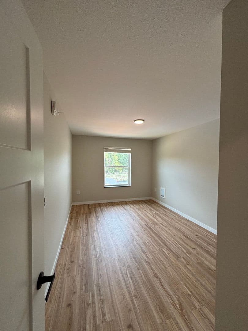 Alexandria Apartment: 1829 Oakview Ave SE