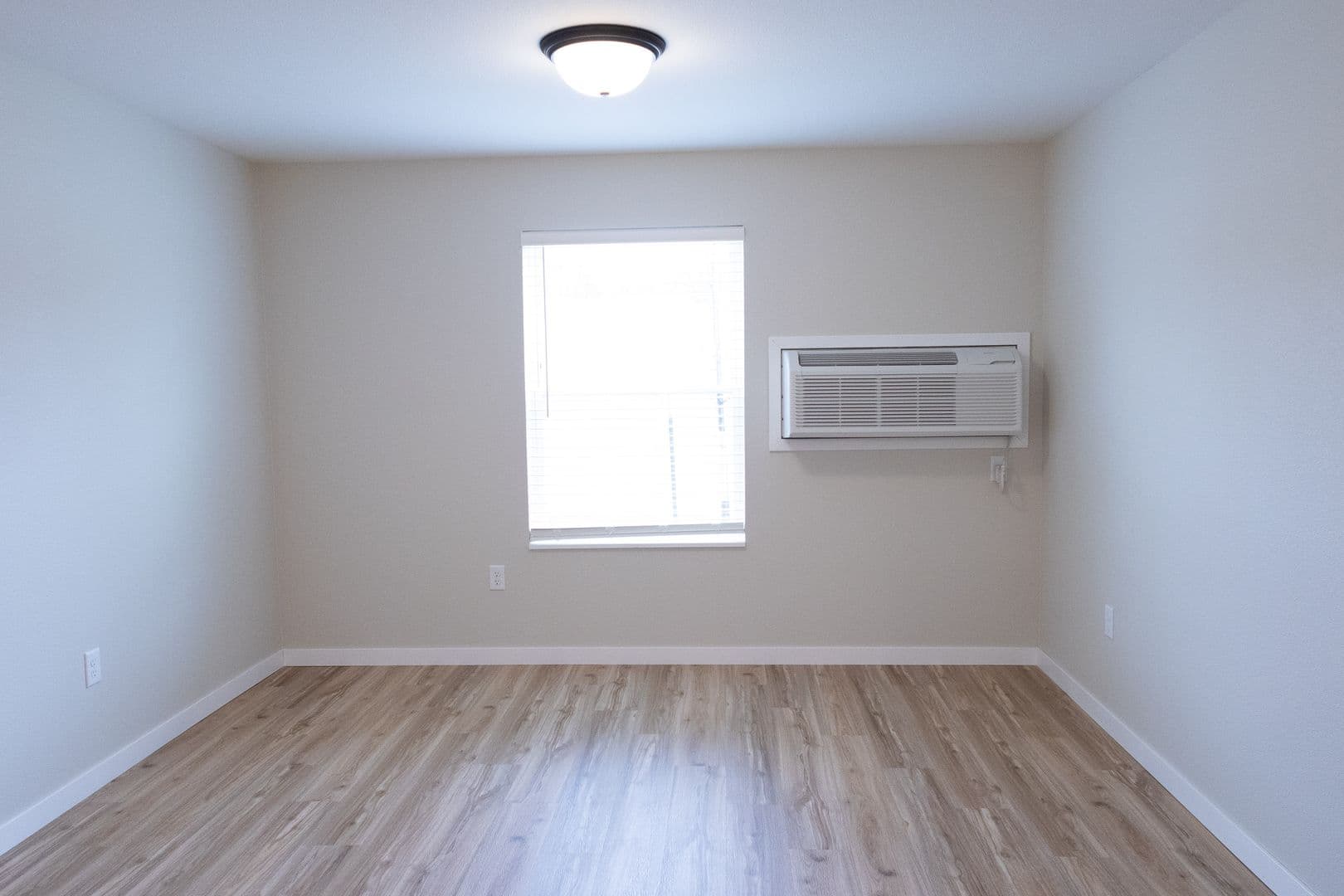 Alexandria Apartment: 1825 Oakview Ave SE