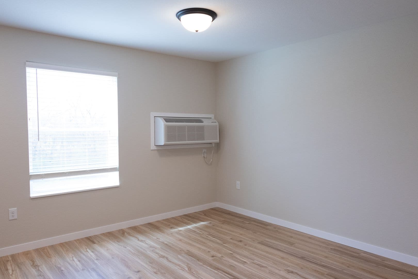 Alexandria Apartment: 1825 Oakview Ave SE