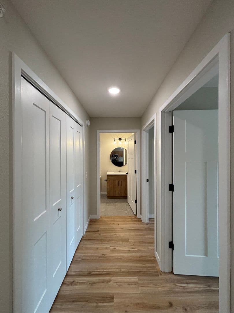 Alexandria Apartment: 1829 Oakview Ave SE