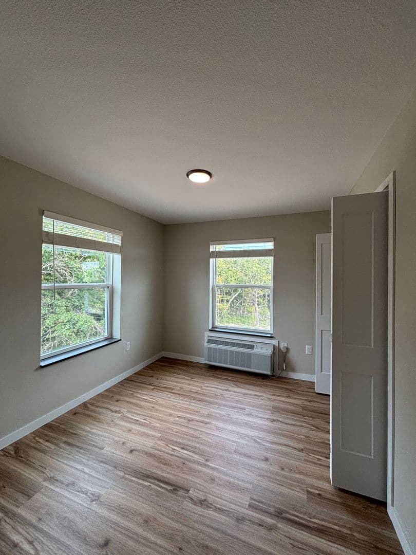 Alexandria Apartment: 1829 Oakview Ave SE