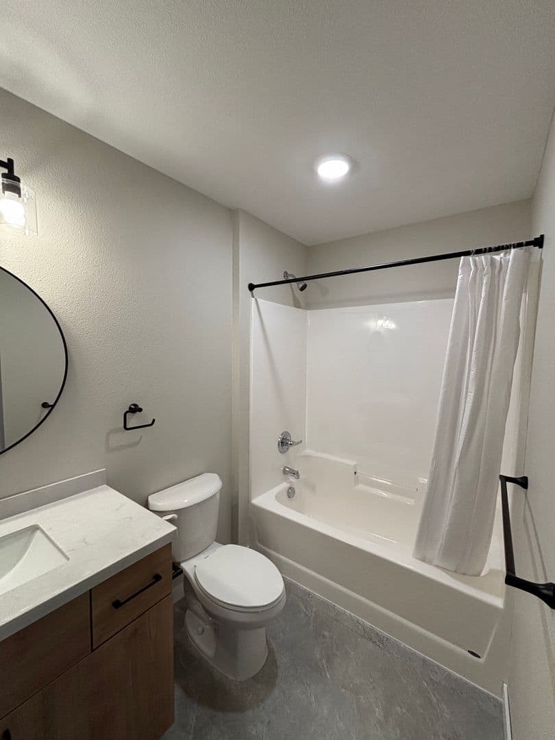 Alexandria Apartment: 1829 Oakview Ave SE
