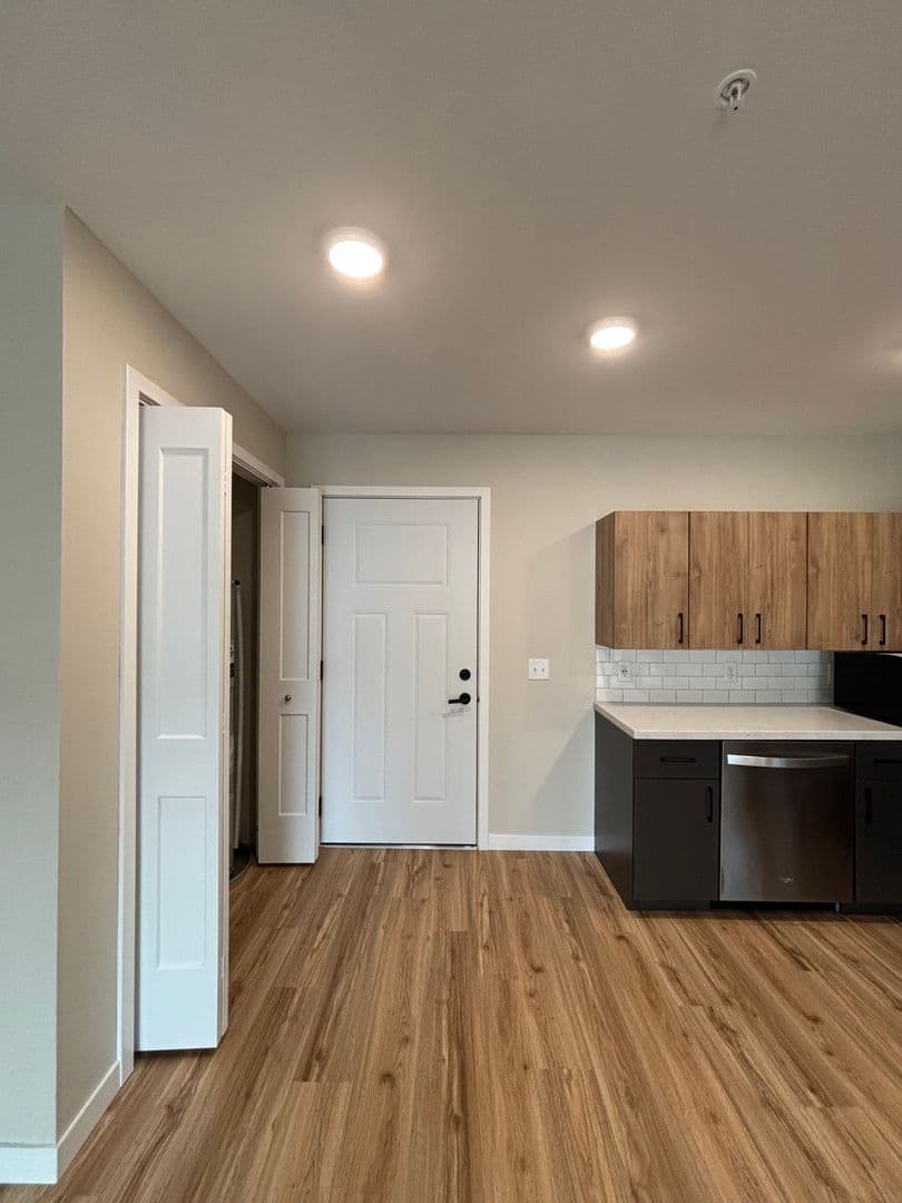 Alexandria Apartment: 1829 Oakview Ave SE
