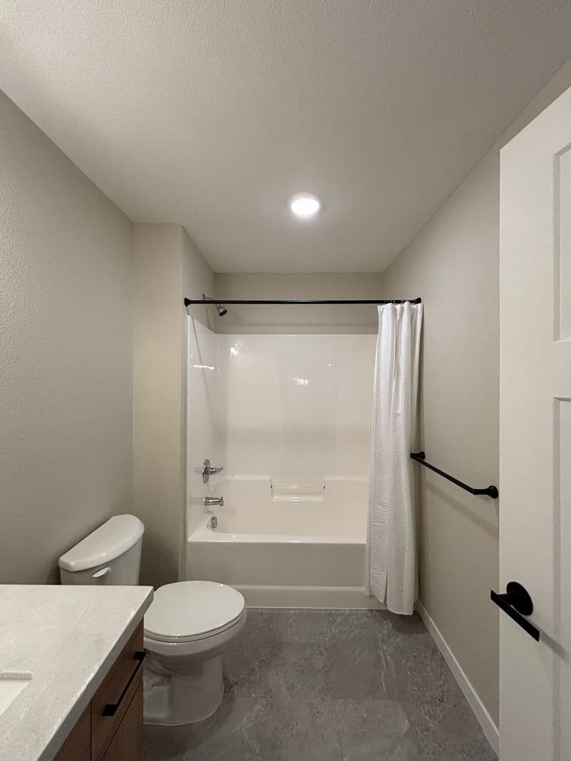 Alexandria Apartment: 1829 Oakview Ave SE
