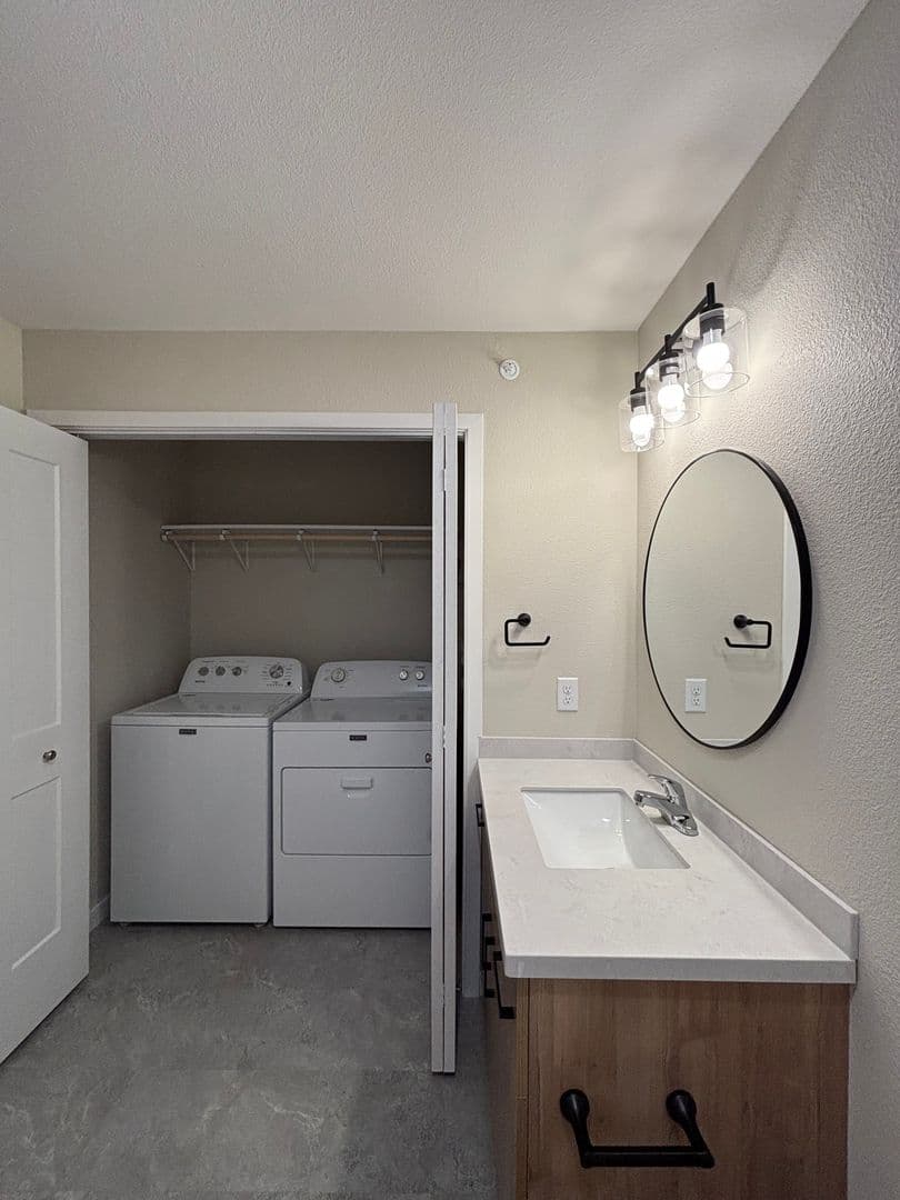 Alexandria Apartment: 1829 Oakview Ave SE