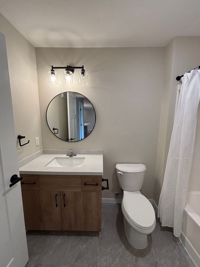 Alexandria Apartment: 1829 Oakview Ave SE