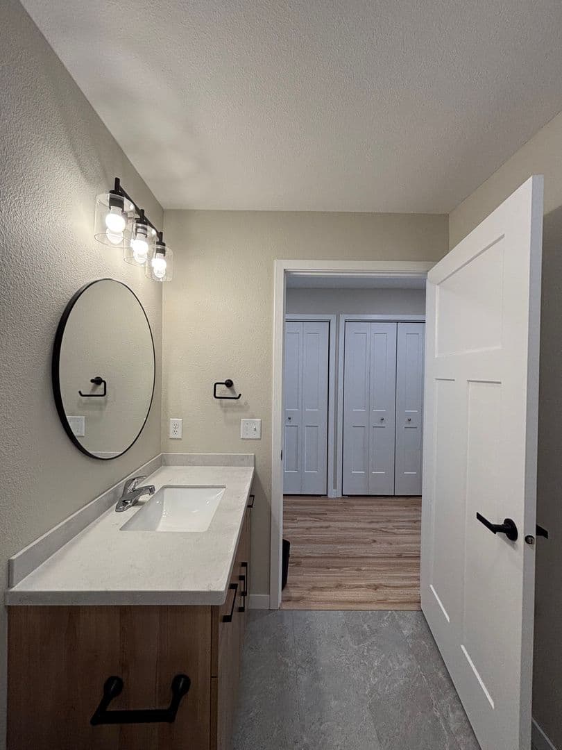 Alexandria Apartment: 1829 Oakview Ave SE