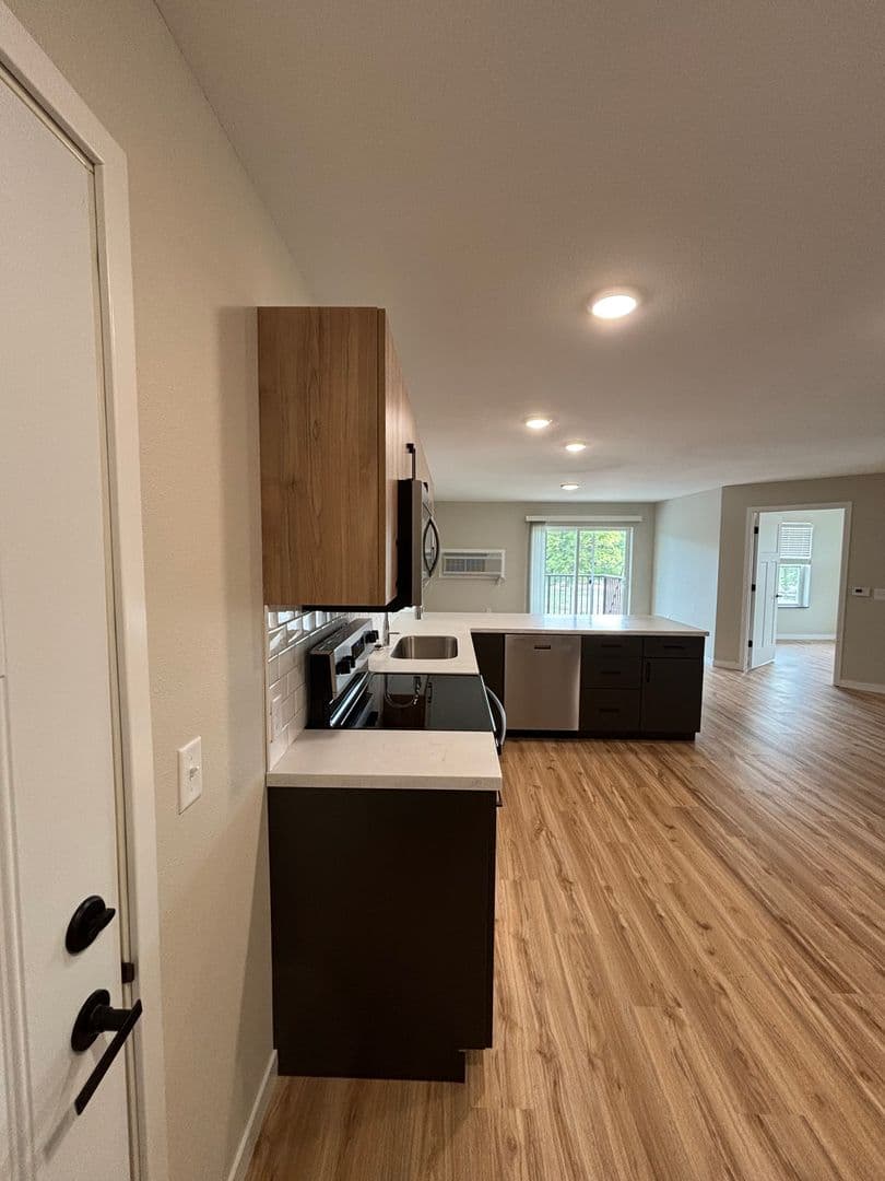 Alexandria Apartment: 1829 Oakview Ave SE