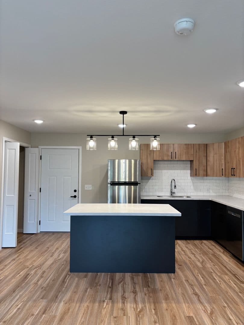 Alexandria Apartment: 1829 Oakview Ave SE