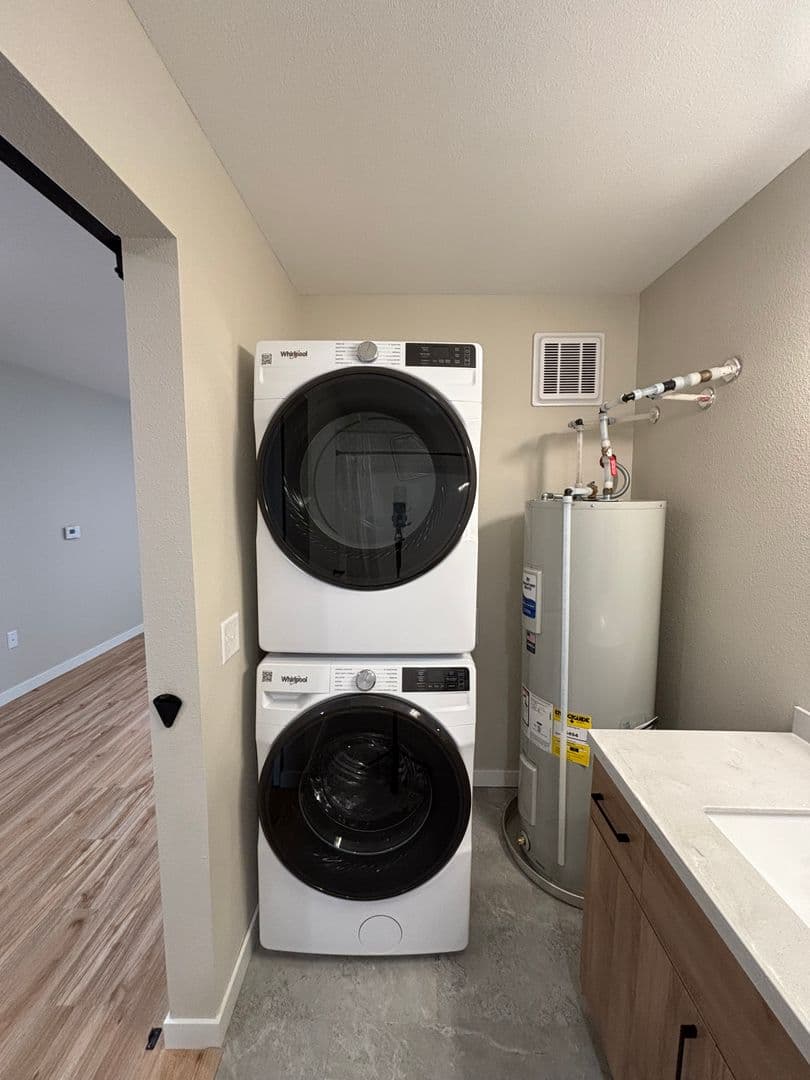 Alexandria Apartment: 1829 Oakview Ave SE
