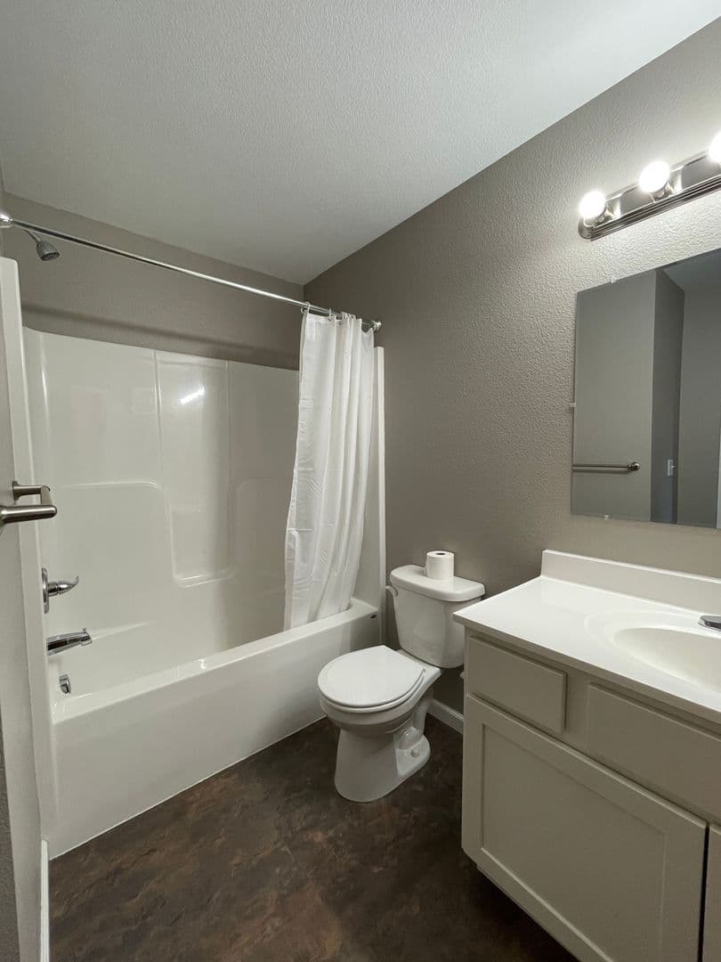 Willmar Apartment: 1011 30th St. NW