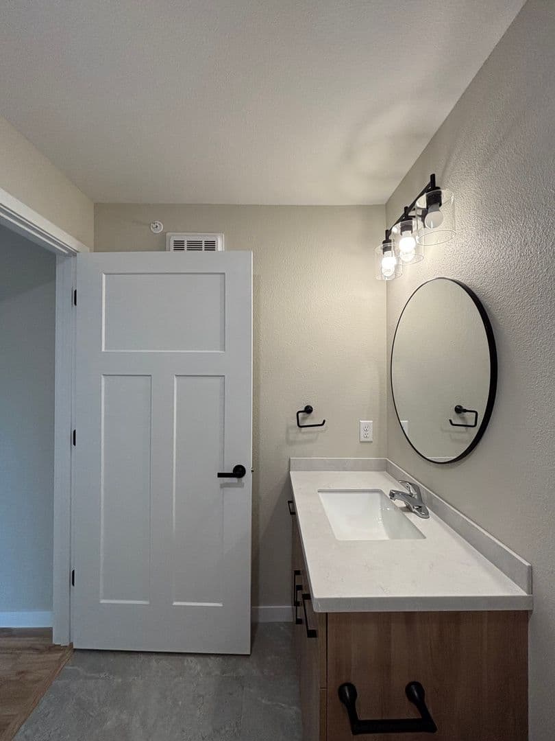 Alexandria Apartment: 1829 Oakview Ave SE