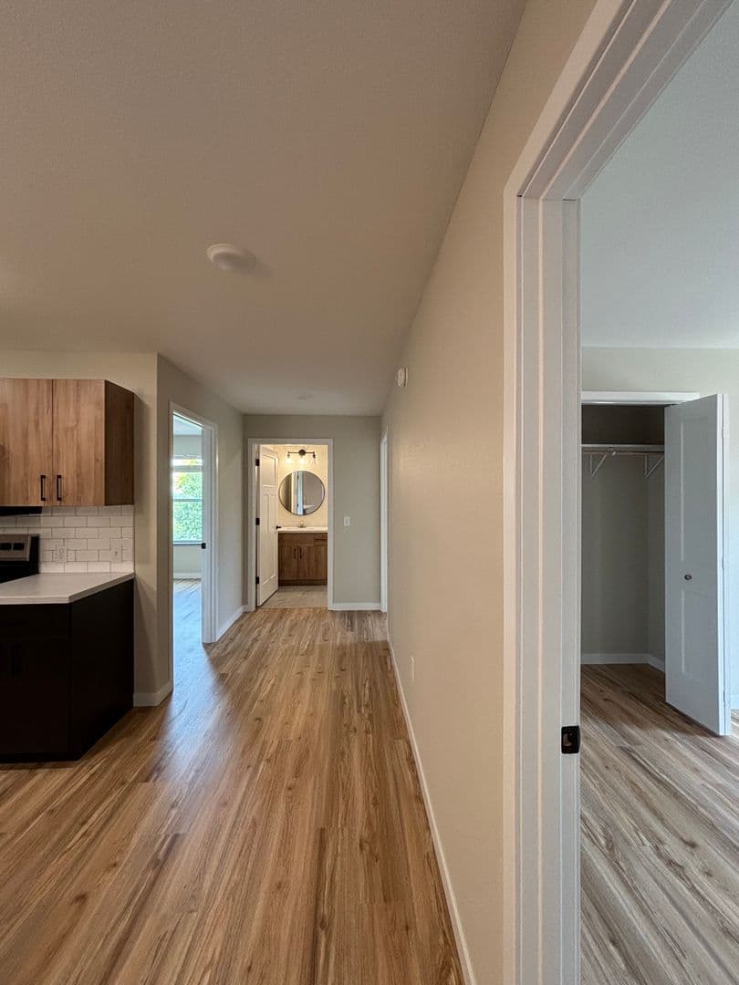 Alexandria Apartment: 1829 Oakview Ave SE