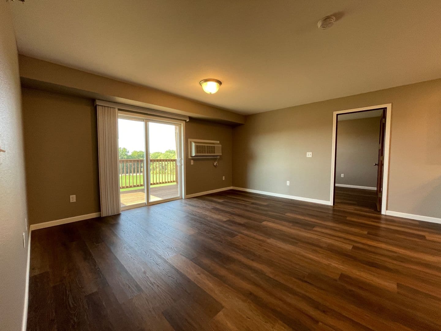 Willmar Apartment: 1011 30th St. NW