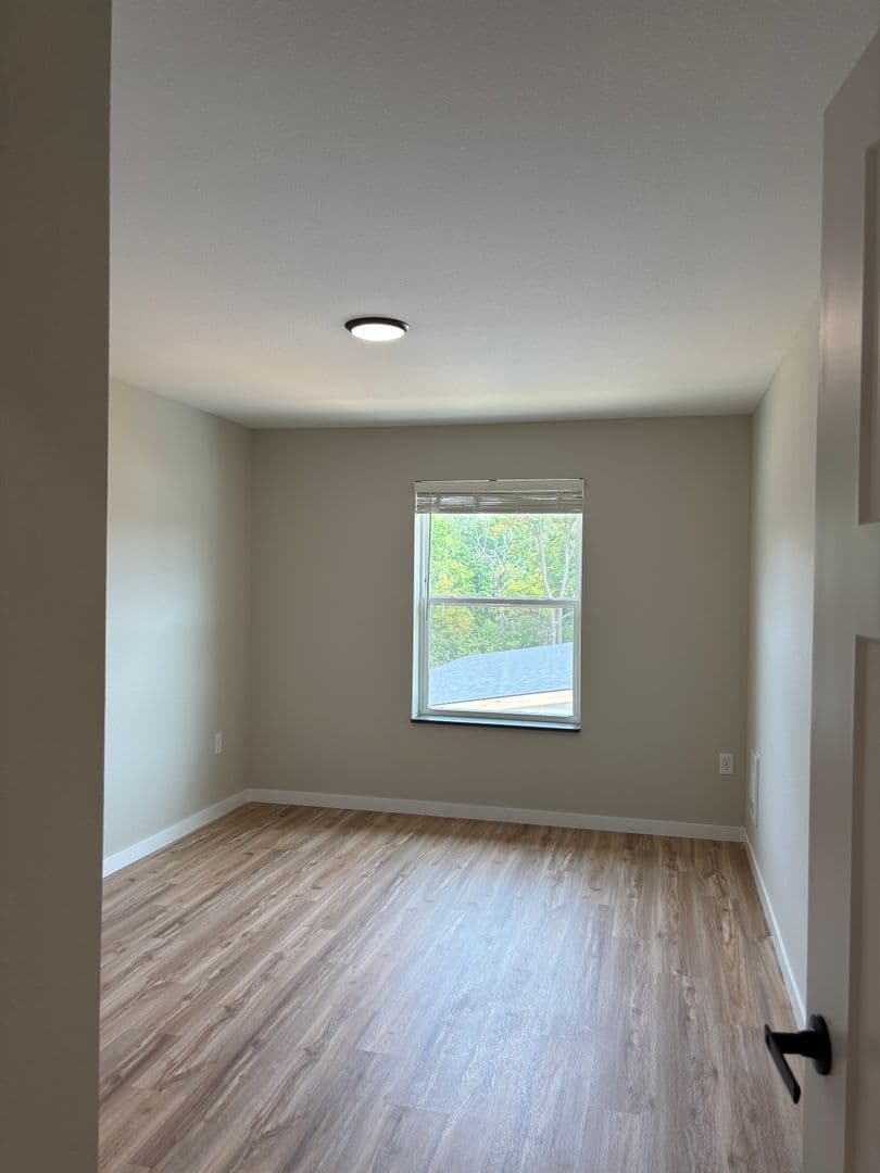Alexandria Apartment: 1829 Oakview Ave SE