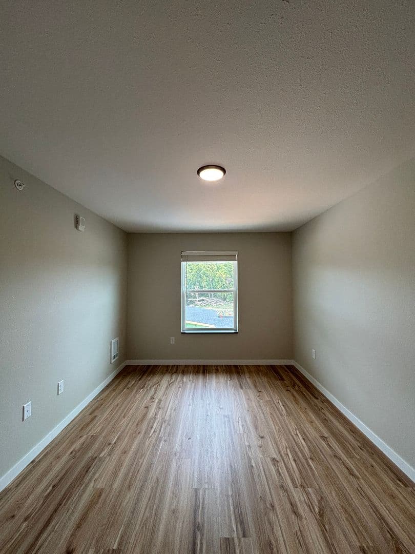 Alexandria Apartment: 1829 Oakview Ave SE