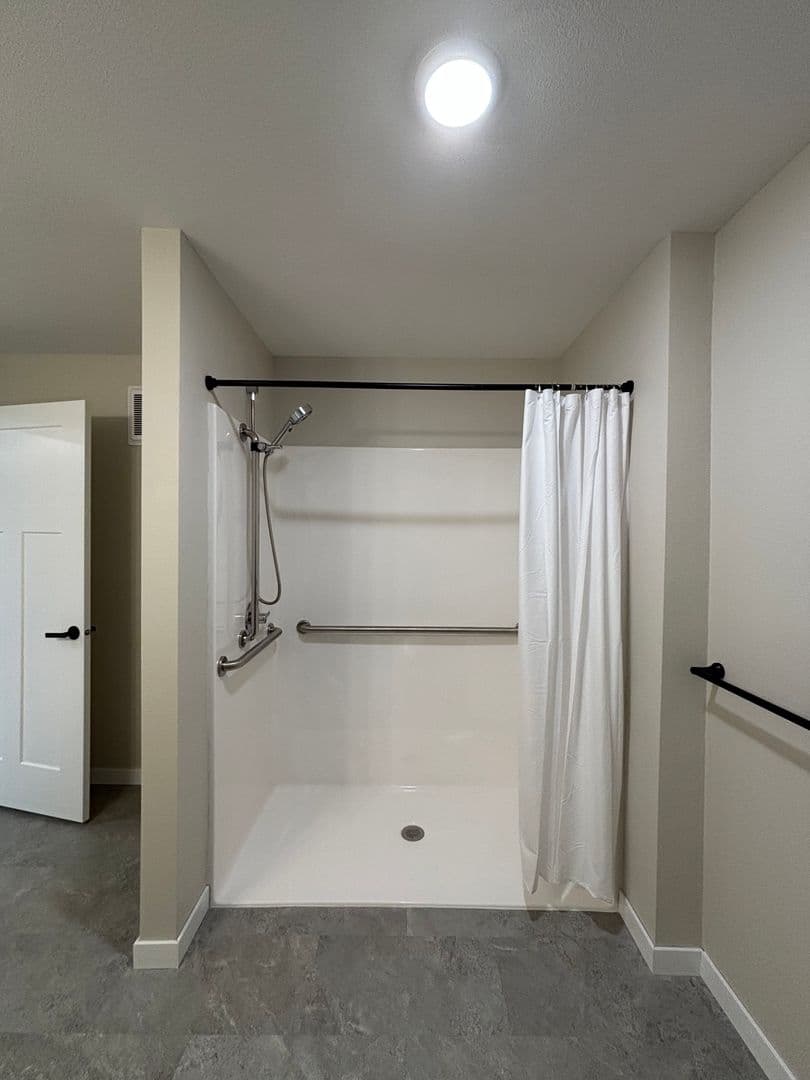 Alexandria Apartment: 1829 Oakview Ave SE