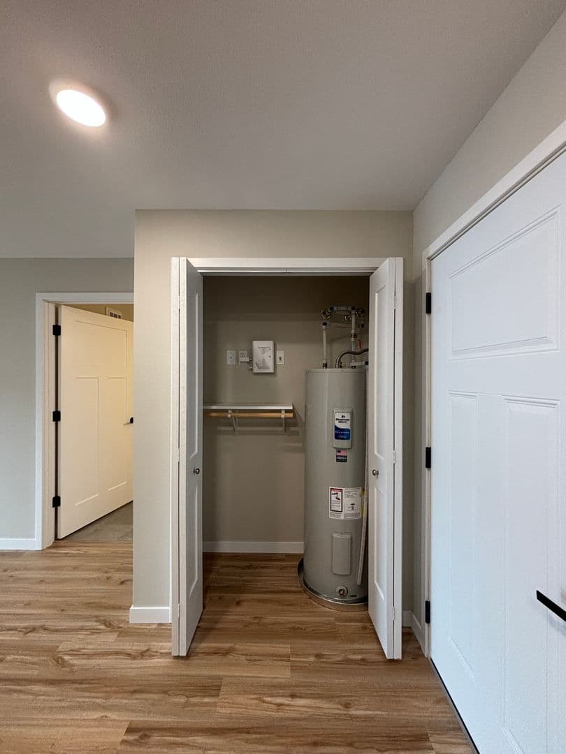 Alexandria Apartment: 1829 Oakview Ave SE