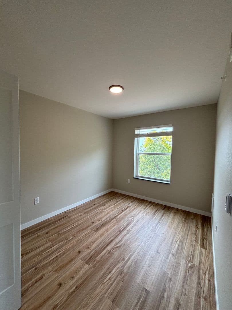 Alexandria Apartment: 1829 Oakview Ave SE