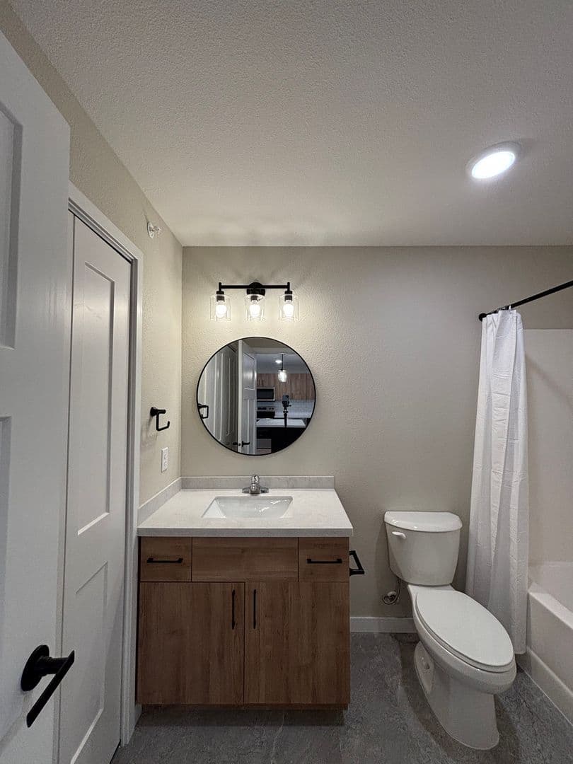 Alexandria Apartment: 1829 Oakview Ave SE
