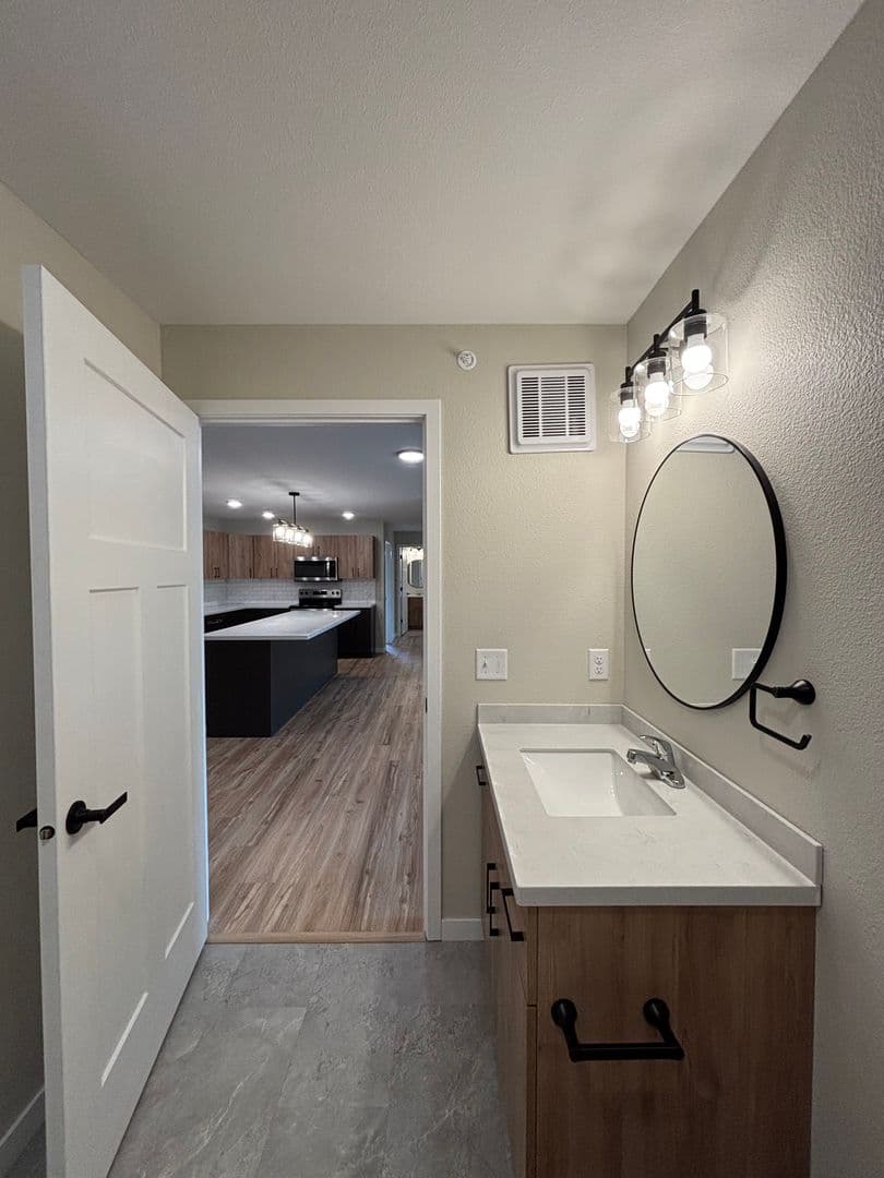 Alexandria Apartment: 1829 Oakview Ave SE