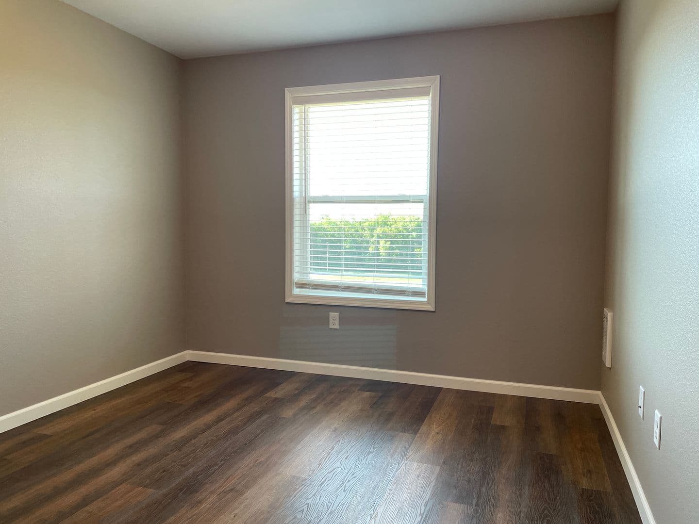 Willmar Apartment: 1011 30th St. NW