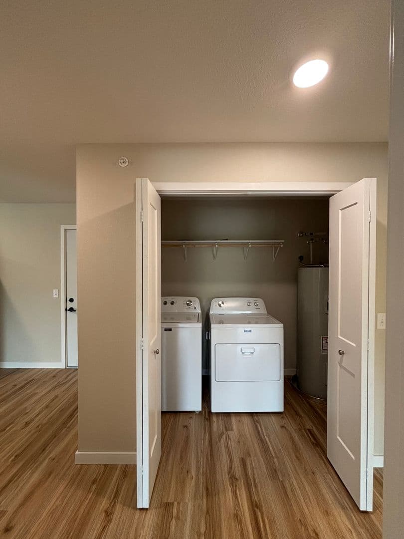 Alexandria Apartment: 1829 Oakview Ave SE