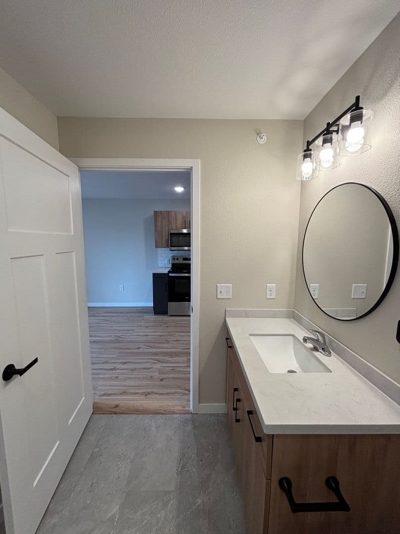 Alexandria Apartment: 1829 Oakview Ave SE
