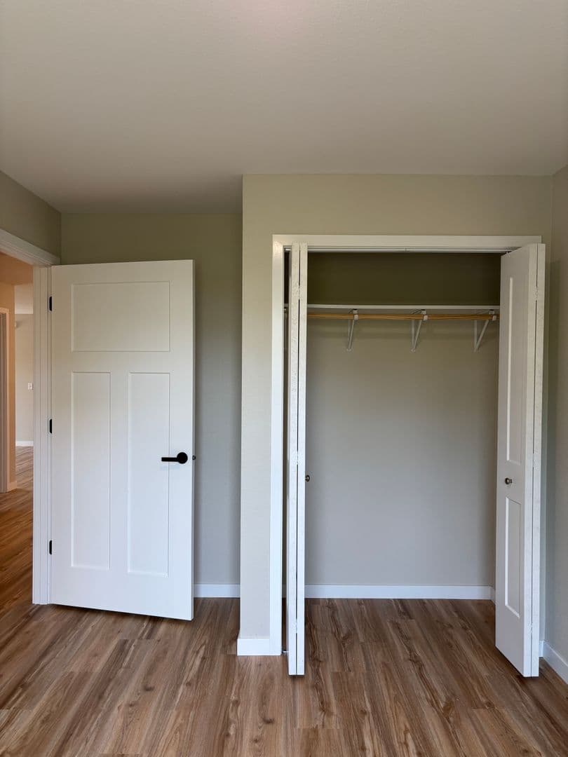 Alexandria Apartment: 1829 Oakview Ave SE