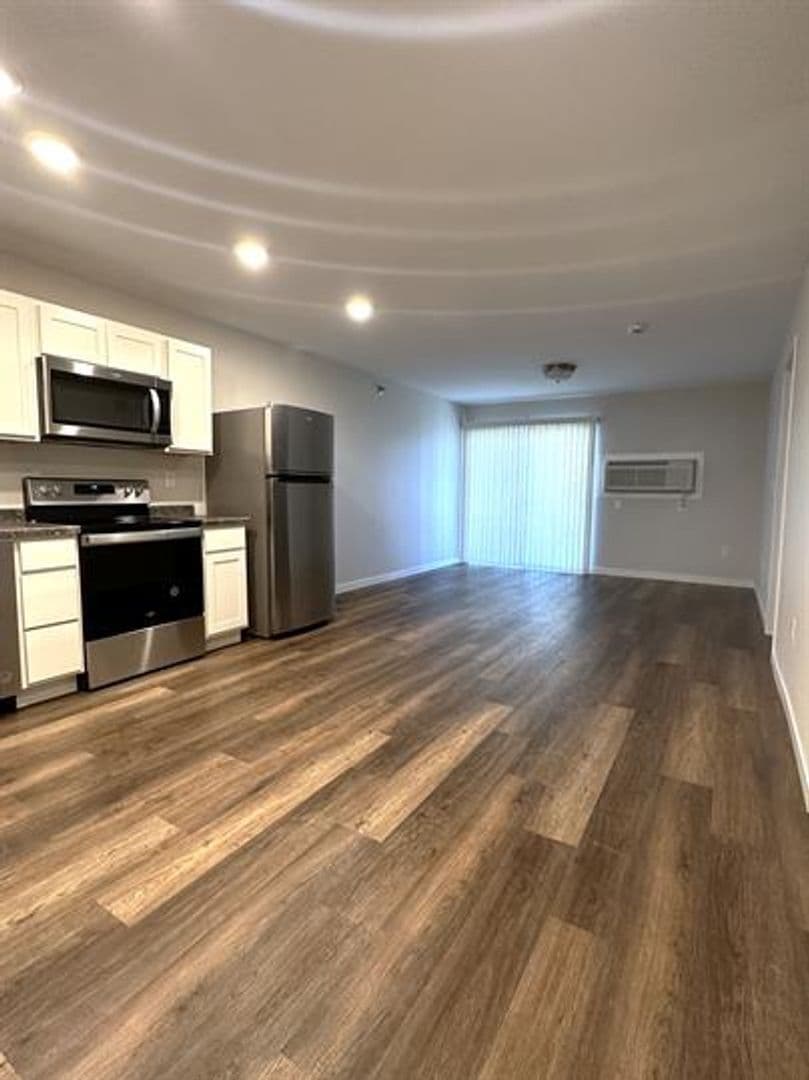 Willmar Apartment: 1031 30th Street Northwest