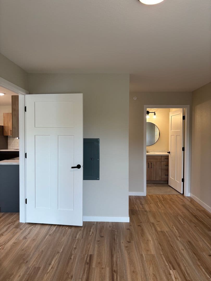 Alexandria Apartment: 1829 Oakview Ave SE