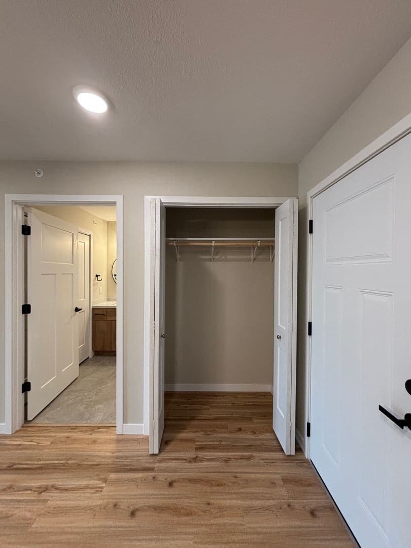 Alexandria Apartment: 1829 Oakview Ave SE