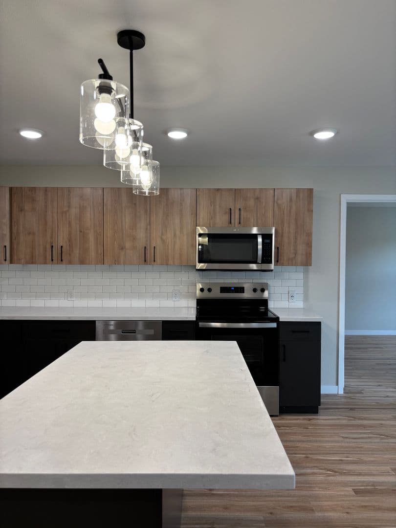Alexandria Apartment: 1829 Oakview Ave SE