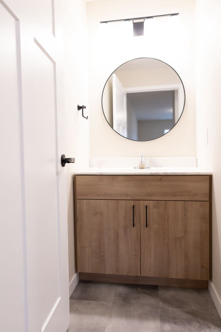 Alexandria Apartment: 1825 Oakview Ave SE