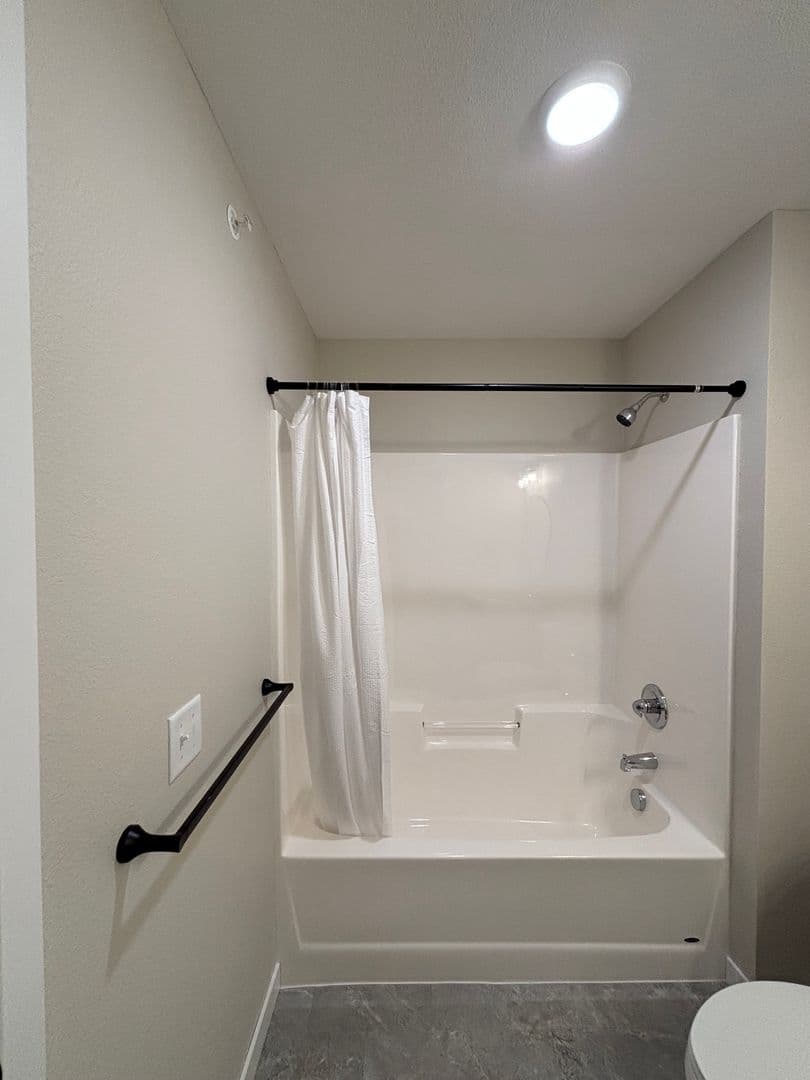 Alexandria Apartment: 1829 Oakview Ave SE