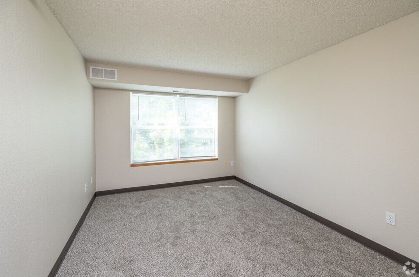 Faribault Apartment: 200 Heritage Pl