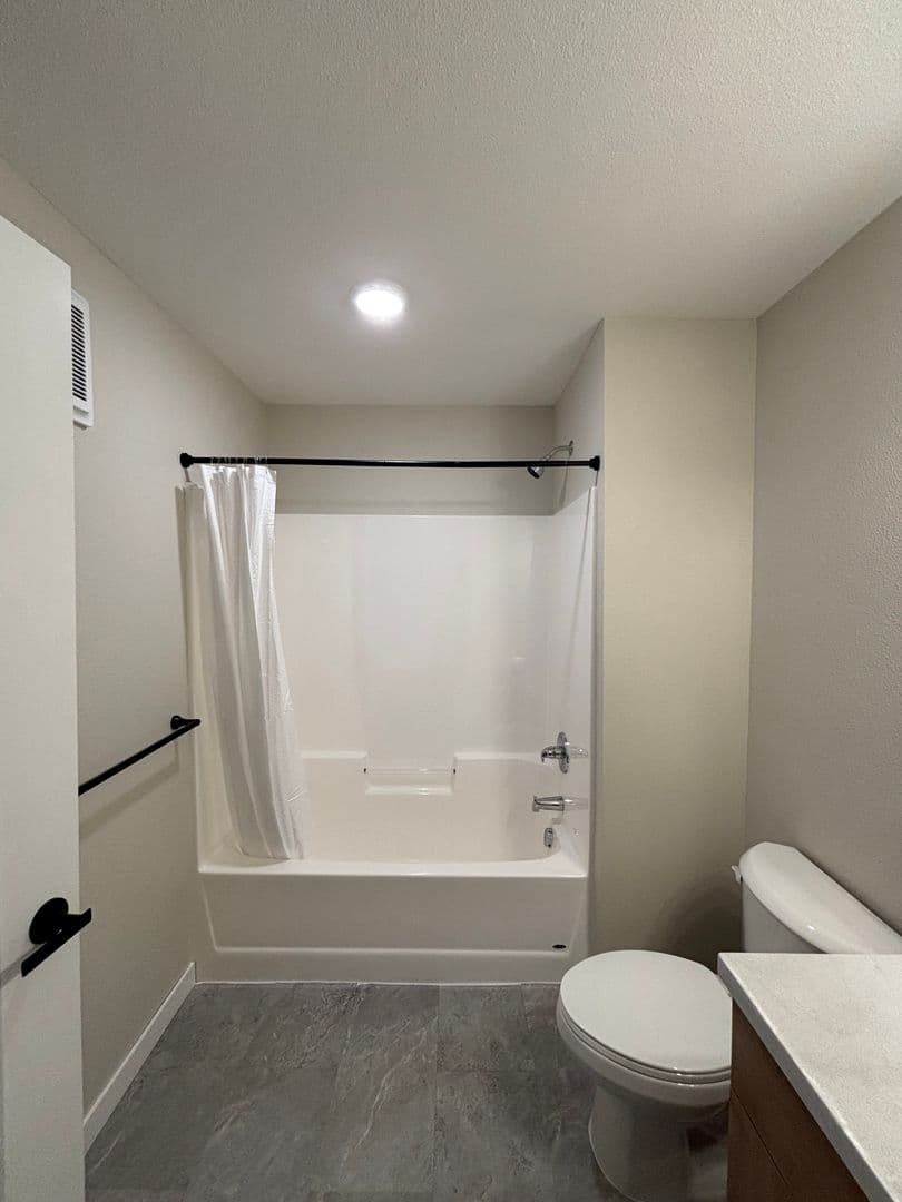 Alexandria Apartment: 1829 Oakview Ave SE