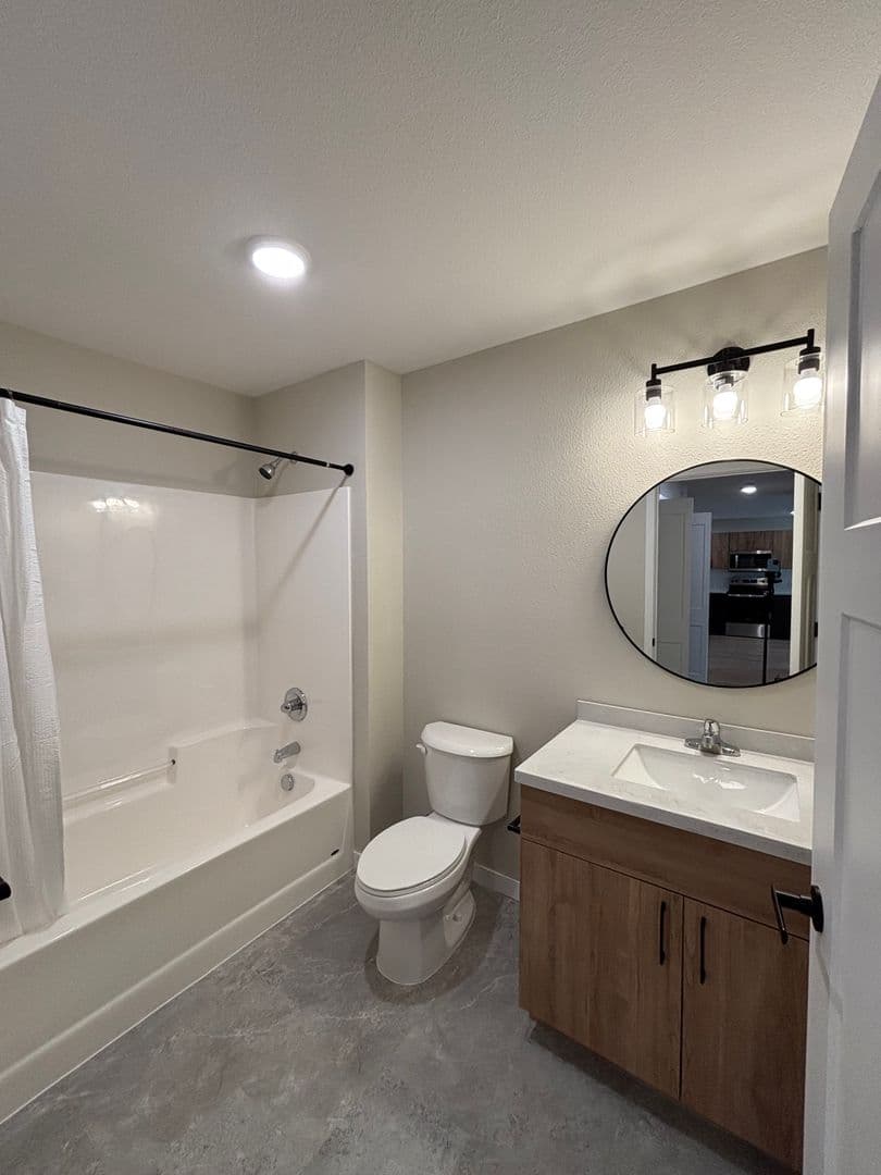 Alexandria Apartment: 1829 Oakview Ave SE